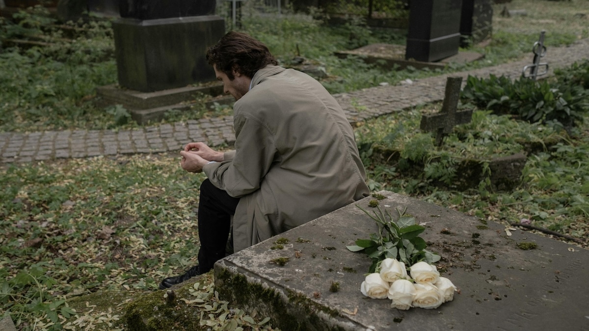 Cet homme dormait sur la tombe de sa mère tous les jours, sans jamais la quitter. Les gens n'arrivaient pas à y croire