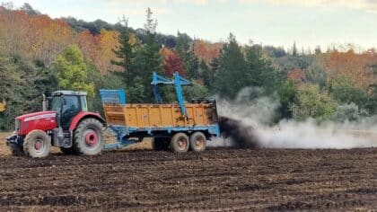 Des caravanes envahissent son champ : un agriculteur réagit de manière inattendue et virale sur les réseaux sociaux