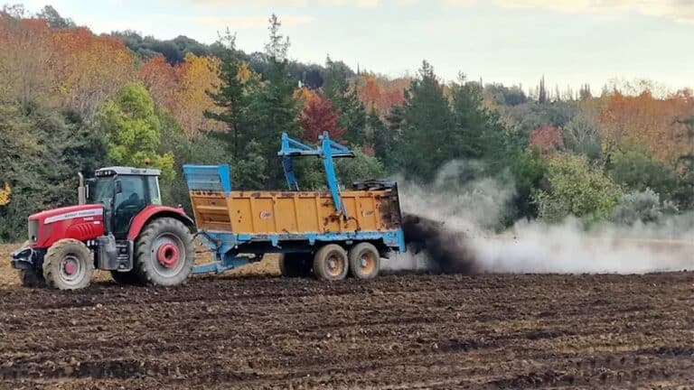 Des caravanes envahissent son champ : un agriculteur réagit de manière inattendue et virale sur les réseaux sociaux