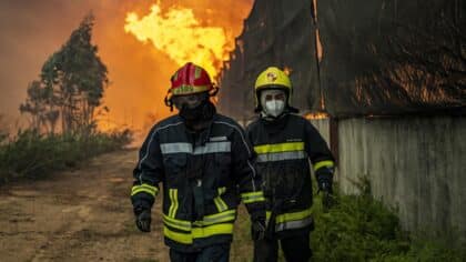 Un incendie inattendu provoque la panique, les autorités réagissent instantanément et évacuent des centaines de personnes