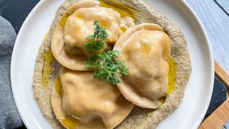 Envie d'un dîner facile et délicieux ? Essayez cette recette de raviolis au poulet qui plaira à toute la famille