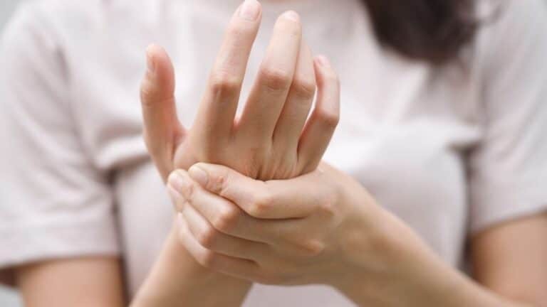 Mains engourdies ou picotantes : de quoi s’agit-il et quand s’inquiéter