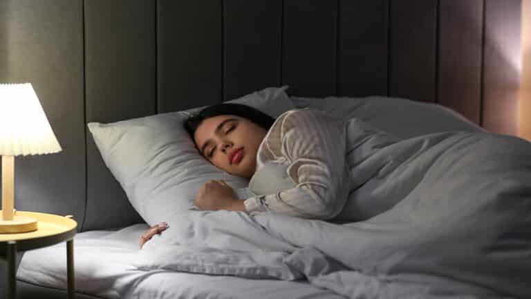 Dormir avec des vêtements sales peut affecter votre santé plus que vous ne le pensez