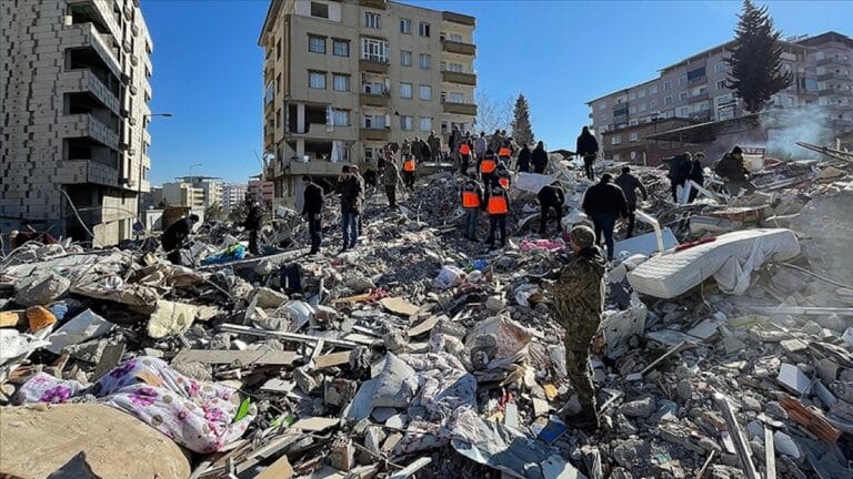 Séisme de magnitude 7,7 secoue la ville, les équipes de secours et de pompiers sont en alerte