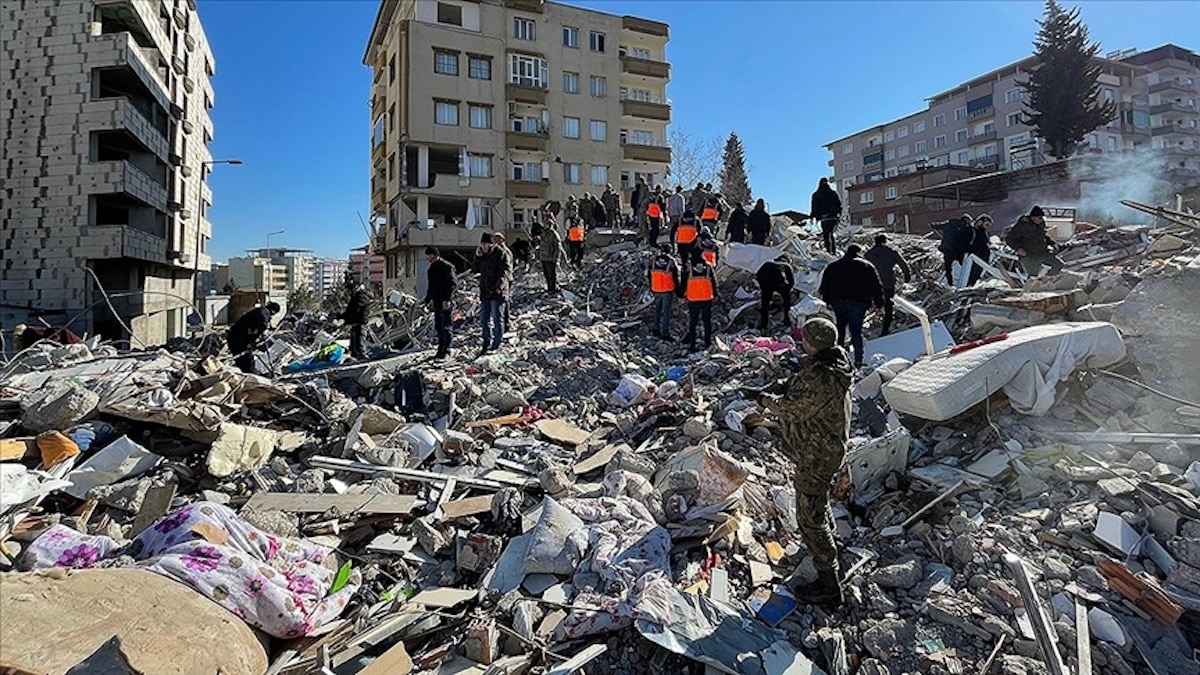 Séisme de magnitude 7,7 secoue la ville, les équipes de secours et de pompiers sont en alerte