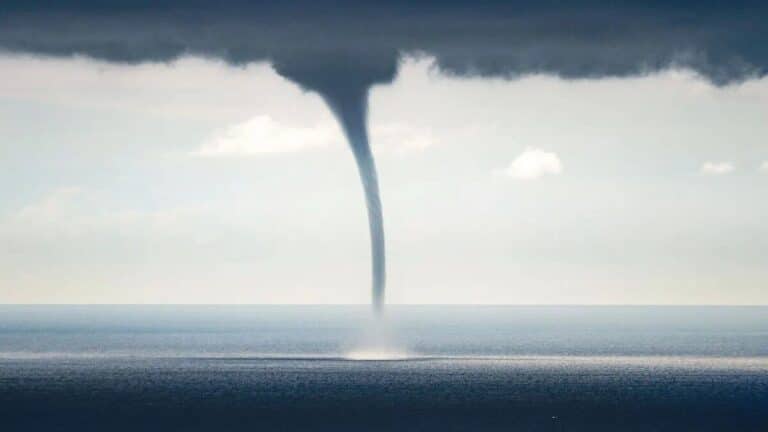 Spectacle naturel incroyable en Italie : des trombes marines dansent sur l'eau et personne ne peut le croire