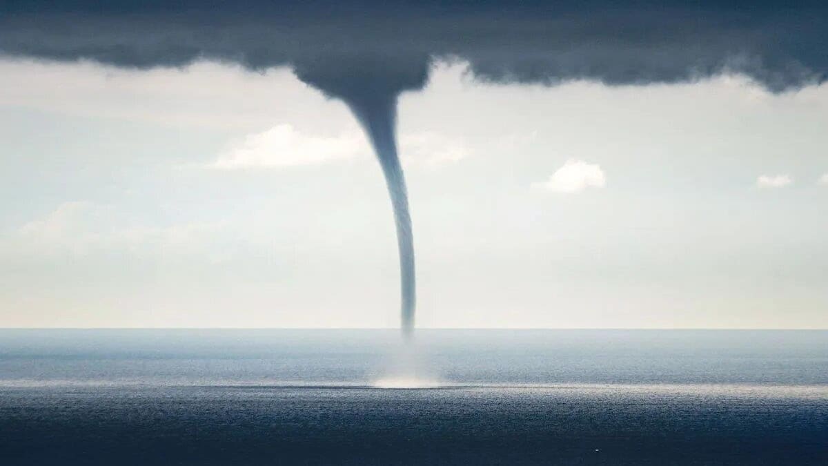 Spectacle naturel incroyable en Italie : des trombes marines dansent sur l'eau et personne ne peut le croire