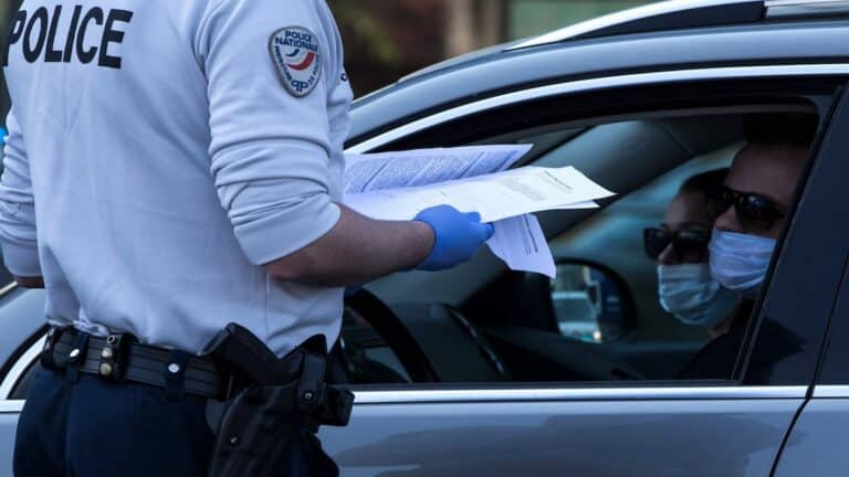 Un simple contrôle de police s'est terminé dans l'horreur à l'intérieur d'un corbillard : personne ne s'attendait à ce qu'il y avait à l'intérieur