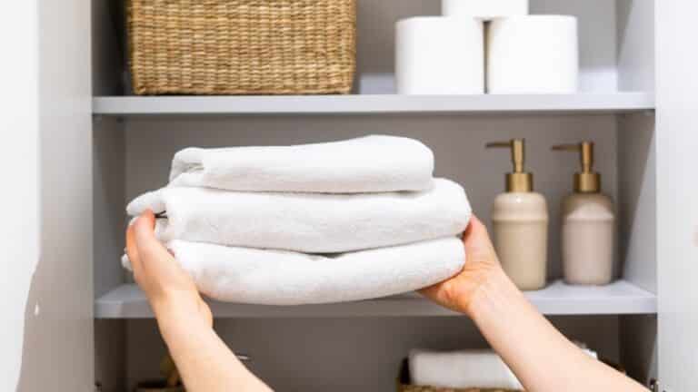 Une mère découvre des serviettes roulées en boule dans la salle de bain de son fils. Serait-ce une nouvelle technique de nettoyage ?