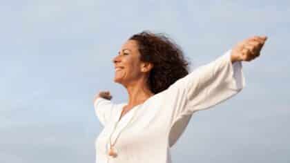 Pourquoi les femmes âgées se sentent-elles plus libres et plus heureuses après 50 ans ?