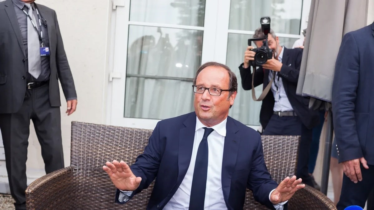 « Comment a-t-il pu faire ça ? » François Hollande s'emporte et critique ouvertement Macron en public