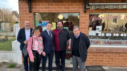 Emmanuel Macron entre dans une charcuterie et la réaction du boucher laisse tout le monde sans voix