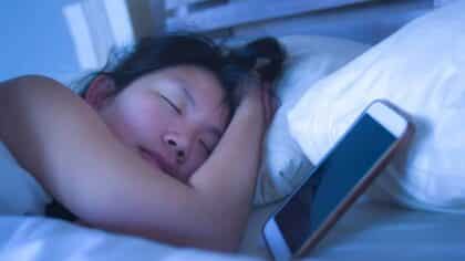 Voici les conséquences de dormir avec votre téléphone portable à côté de vous, vous pourriez ruiner votre santé en silence