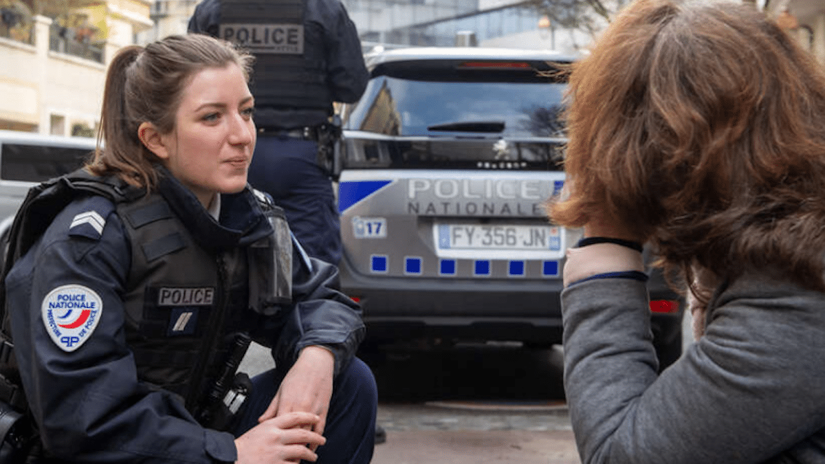 Ma chatte m'a apporté cinq chiots de la rue. Quelques jours plus tard, la police est arrivée. Ce qu'ils ont découvert m'a laissé sans voix