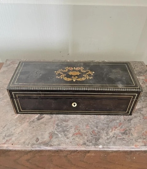 Ce que ma mère a trouvé dans le tiroir de mon père m'a laissé sans voix. Quel secret cachait-il ?