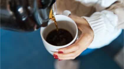 Les médecins avertissent que votre café du matin pourrait modifier l’odeur de votre urine