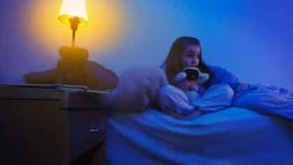 « Il y a quelqu'un dans ma chambre » : une fille appelle les secours à minuit. Ce que la police découvre vous laissera sans voix