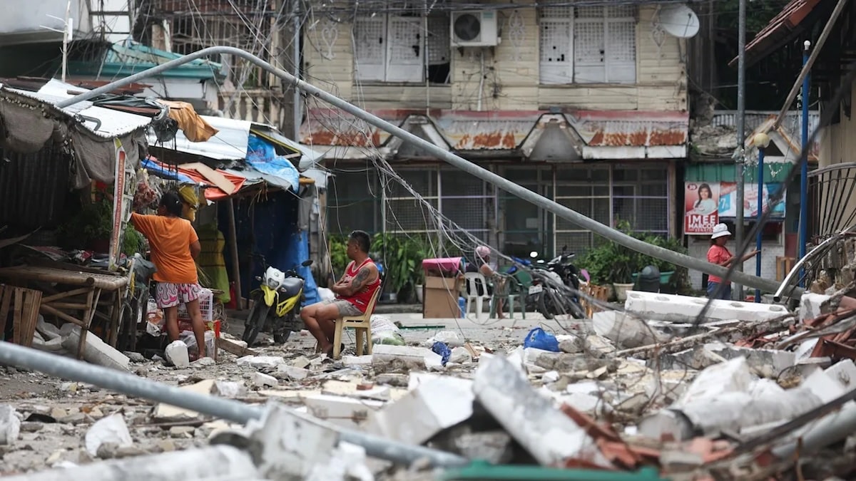Un séisme de magnitude 7 crée une menace de tsunami dans une ville des Philippines ; au moins 69 personnes ont été touchées