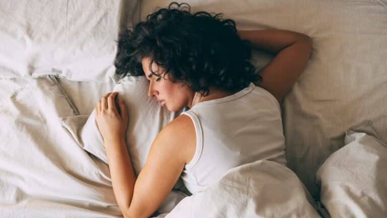 C'est la pire position de sommeil, selon un expert, vous pourriez nuire à votre santé sans le savoir