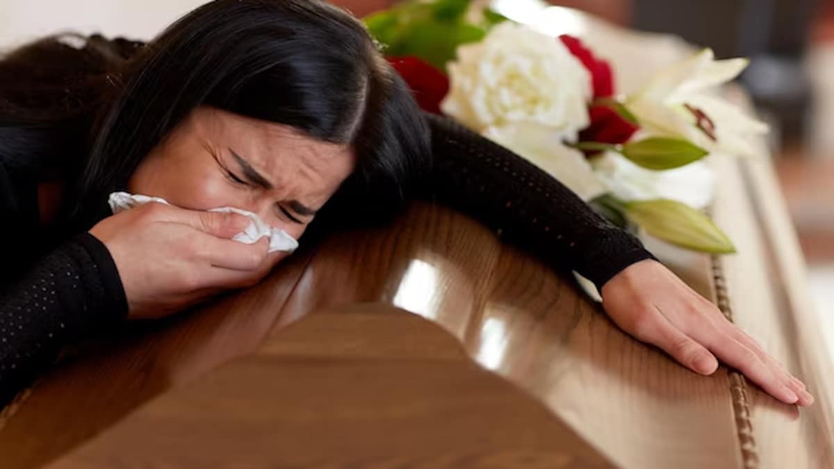 Une mère perd la vie dans un restaurant : Un tragique accident sous les yeux de sa fille