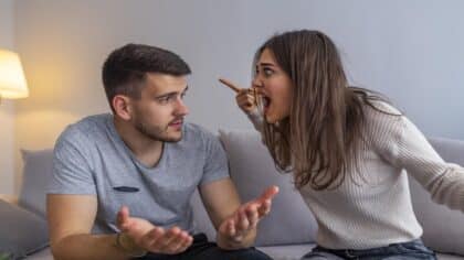 Un mois après avoir révélé son infidélité, il découvre un message de sa femme qui va bouleverser sa vie