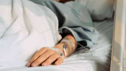 « Dommages au système nerveux et au pancréas » : une jeune femme hospitalisée après avoir mangé des sushis