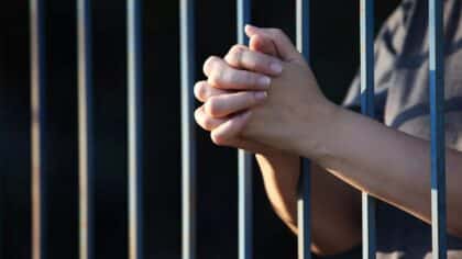 Le geste du policier qui a fait pleurer une prisonnière et ému tout le monde, un acte qui montre qu'il existe encore de bonnes personnes